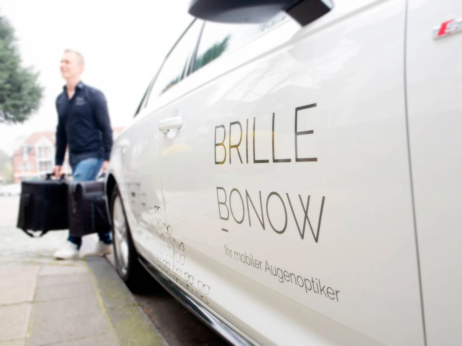 Mobiler Augenoptiker von Brille Bonow bei einem Hausbesuch im Ruhrgebiet