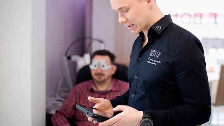 3D-Erlebnisrefraktion — Augenprüfung an einem modernen Messgerät bei Brille Bonow